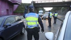 Agentes de la Polic�a Local de Ferrol en un control en la carretera de la Trinchera