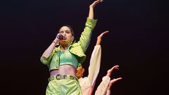 Rosal�a, en plena actuaci�n en la noche del s�bado en O Son do Cami�o