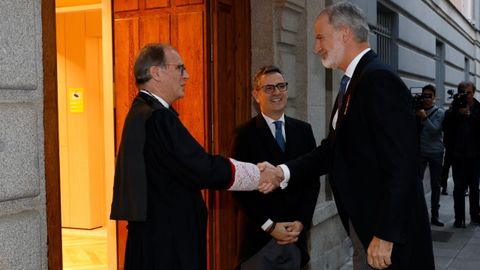 El Rey llega a la Real Academia de Jurisprudencia y Legislaci�n, este lunes en Madrid, y saluda al presidente, Luis Mar�a Cazorla, en presencia del ministro de Justicia, F�lix Bola�os.