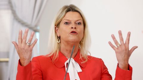 Klaudia Tanner, ministra de Defensa de Austria y propagadora del miedo al �gran apag�n�