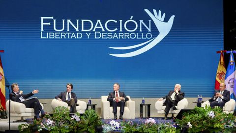 El expresidente del gobierno de Espa�a Jos� Mar�a Aznar (2i), Andr�s Pastrana (2d) (Colombia), Felipe Calder�n (d), (M�xico), Mauricio Macri (i), (Argentina), durante el encuentro que se celebra este jueves en el teatro Campoamor de Oviedo para analizar el escenario de guerra comercial, la evoluci�n de la ciberseguridad y los riesgos que conlleva la inteligencia artificial, en un encuentro organizado por la Fundaci�n Libertad y Desarrollo