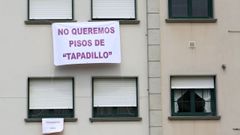 Los vecinos colocaron un gran cartel para denunciar al proxeneta