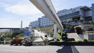 Las m�quinas, este lunes demoliendo la mediana de la AC-12 para preparar el cambio de direcci�n durante el corte para derribar el �escal�xtric� del Chuac