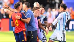 Jugadores argentinos y espa�oles tras la final del Mundial.