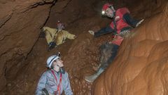 Un grupo de espele�logos en la cueva de Reibarba, cerca de la localidad de Visu�a, una de las numerosas grutas calizas de la sierra de O Courel