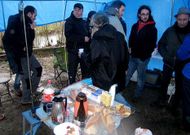 Los miembros de la plataforma improvisaron una lona para resguardarse de la lluvia.