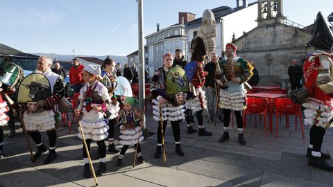 Os felos percorren Maceda.A comitiva co personaxe do entroido tradicional estn a percorrer os pobos do municipio e a Serra de San Mamede