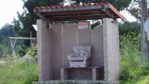 En la carretera de Porto do Son a Noia, Mart�n Pedreira �lvarez y su novia se toparon con esta curiosa marquesina dotada de banco y sill�n-trono.