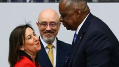 Margarita Robles, saluda al secretario de Defensa de EE.UU. Lloyd Austin en presencia del ministro de Defensa ucraniano, Oleksii Reznikov