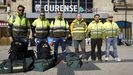 Tres bomberos forestales de la BRIF de Laza - los tres de la izquierda- acompaados por compaeros antes de viajar para incorporarse a la misin internacional para combatir los incendios forestales en Chile.