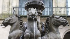 Fuente de los Caballos, en la plaza de Plater�as.