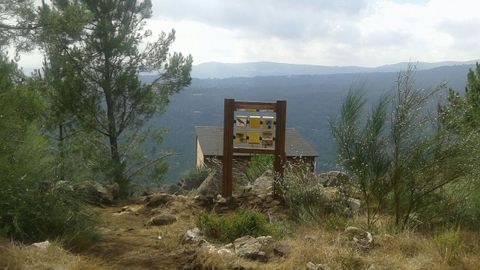 El observatorio ornit�logico consiste en una caseta de madera situada a unos doscientos metros del mirador de O Boqueiri�o, en la parroquia de Bolmente
