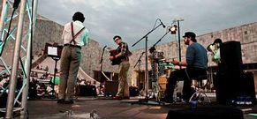 El proyecto gallego Caxade que, debido a un error, en la edici�n de ayer confund�amos con otra persona.