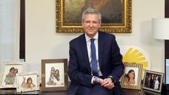 O presidente da Xunta, no seu despacho en San Caetano, con imaxes familiares.