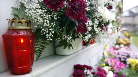 Flores por Difuntos en un cementerio de A Mariña (imagen de archivo)