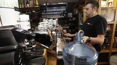 El Concello de Foz recomienda no usar el agua de la tra�da para beber ni para cocinar; en imagen, el Xoyma con bidones de agua envasada