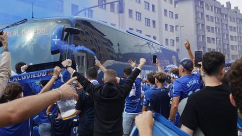 Aficionados del Oviedosalen a la calle para recibir al autobs azul de su equipo en la jornada de derbi asturiano