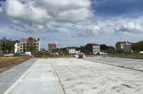 A los lados del vial en construcci�n se habilitar�n aparcamientos: en l�nea a un lado y en bater�a al otro. 