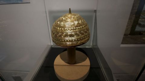 Casco de oro de Leiro, que se exhibe en el Castelo de San Ant�n coru��s