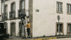 Operarios municipales sustituyendo la placa de Jos� Antonio por la de Xela Arias