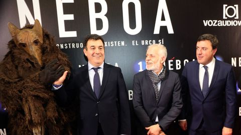 Lois Blanco, director general de la Corporacin Voz de Galicia,  Romn Rodrguez y Valentn Gonzlez Formoso miran al Urco, uno de los protagonistas de la serie 