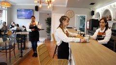 En enero abrieron negocios como el Arcos Caf�, en el que contrataron varios camareros.