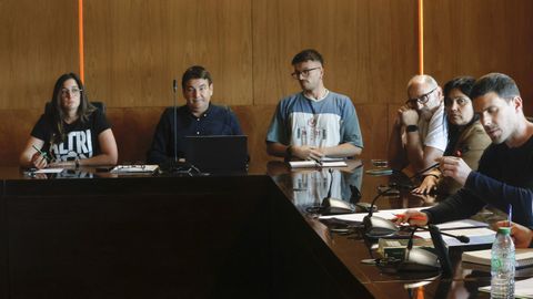Miembros del gobierno local de A Illa durante uno de los plenos