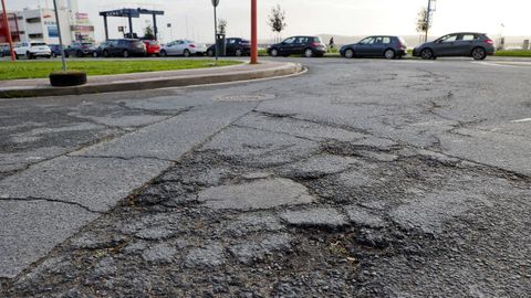 Carretera�en mal estado en la zona de la rotonda del castillo de San Ant�n