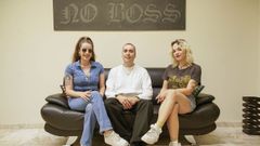 Lorena posa junto a Alexander, su socio y pareja y Noe, encargada de piercings, en el nuevo estudio de tatuajes No Boss.