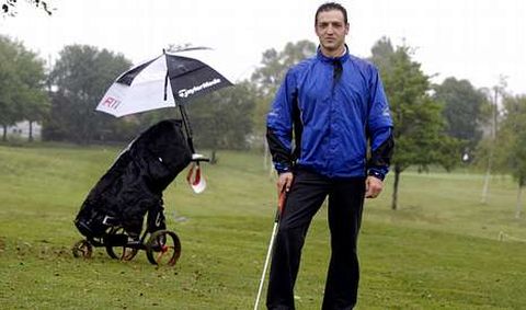 Manuel Mart�nez, que en la foto aparece en un torneo, entrena todas las ma�anas en el campo de golf del club Campomar.