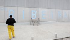 Un operario se encarg� de reemplazar la v de la discordia. 