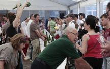 Imagen de la pasada edici�n de la Feira da Sidra de A Estrada, en la Praza do Concello. 