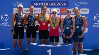 Susana Rodr�guez Gacio y su gu�a, Sara P�rez, en el podio de las Series Mundiales de Montreal.