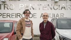 A la izquierda, Leo, enfermero penitenciario; a la derecha, Luis, mdico en la crcel de Pereiro de Aguiar. 