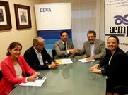 Representantes de Aempe y el BBVA, ayer, durante la firma. 