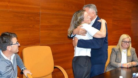 Abrazo entre Telmo Martín y María Deza en el pleno de despedida de la concelleira de urbanismo