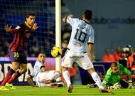 Nolito remata a gol con Vald�s en el suelo y Charles y Bartra observando la jugada.