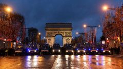 Coches blindados de la polic�a frente al Arco del Triunfo