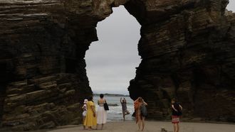 Varios turistas en la playa de As Catedrais, en una imagen del s�bado.