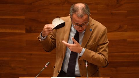 El consejero de Sanidad, Pablo Fernndez Muiz, se quita la mascarilla para intervenir en el pleno de la Junta General del Principado