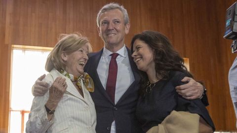 Rueda, junto a su mujer y madre, tras ser investido presidente de la Xunta.