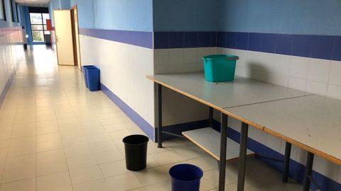 Cubos en el Instituto Astures de Lugones para recoger el agua procedente de las goteras