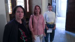 De izquierda a derecha, Carmen Iglesias (delegada sindical de la CIG), Esther Mart�nez (presidenta de la Fanpa de Santiago) y Nastasia Z�rcher (de la Asociaci�n Profesional de M�sicos de Galicia M�sicas ao Vivo), que ayer intervinieron ante el pleno