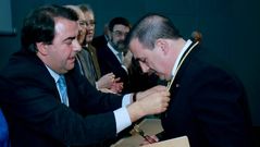 El doctor Pernas recogi� la medalla del Colegio de M�dicos de A Coru�a de manos del alcalde, Carlos Negreira