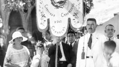 Francisco Domnguez Mosquera (a la derecha, con gafas) y su esposa Celsa Fernndez (a la izquierda) en una fotografa de 1924 que ilustra un artculo de Wikipedia dedicado al filntropo de Carballedo