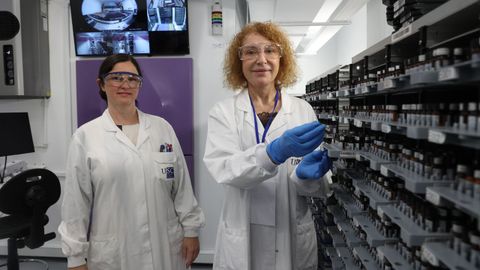 Ines Ardao, gestora del PCBAS, y Mabel Loza, directora científica, en la quimioteca ubicada en el Cimus