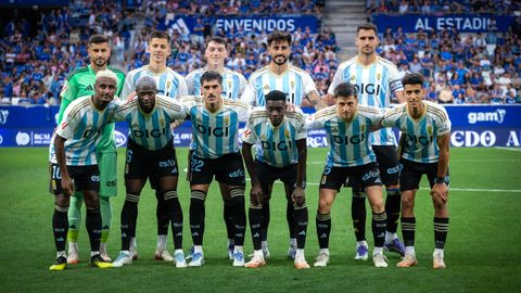 El Real Oviedo con su tercera equipación, antes del partido ante el Villarreal