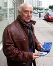 Pachy Mouri�o, con el ced� que ha grabado para Ancianos.