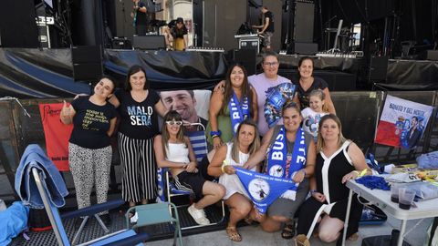 Un grupo de fans de Bustamante tomaron posiciones por la ma�ana frente al palco de la Farola para asegurarse de poder ver el concierto en primera fila