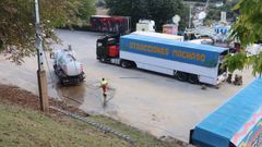 El fallecido cay� de la escalera, ubicada a una altura de unos 10 metros, mientras enchufaba los cables en la caja de la electricidad municipal (a la izquierda de la imagen)